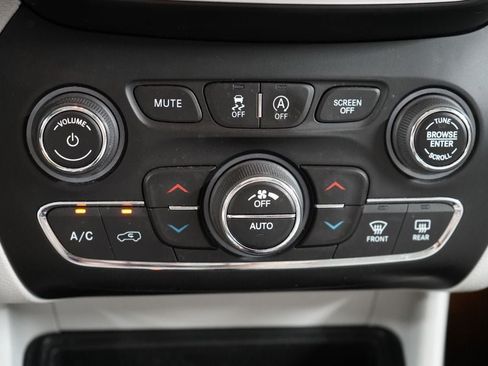 Used 2021 Jeep Cherokee Limited AWD/4WD image 17