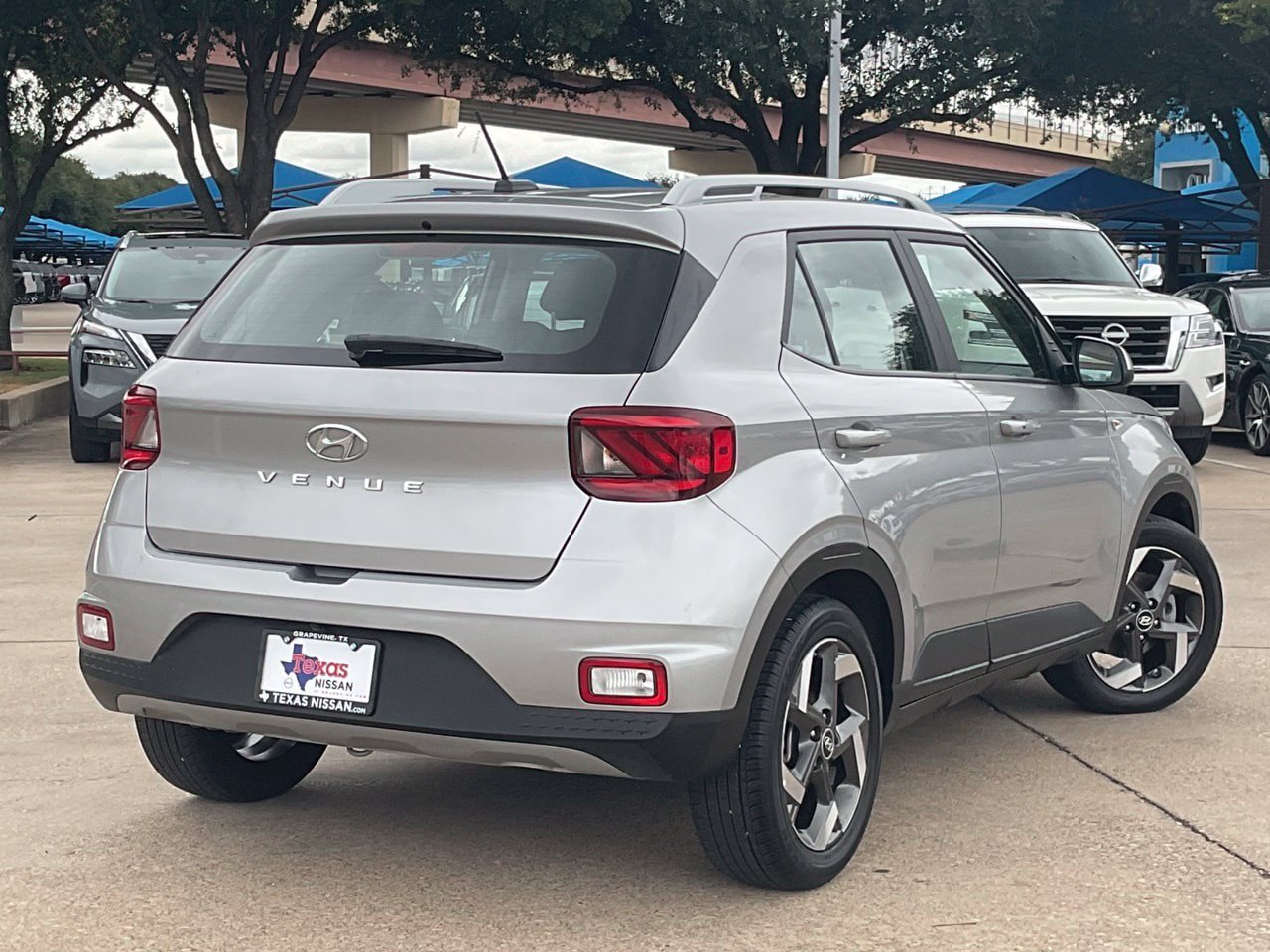 Used 2025 Hyundai Venue SEL FWD image 4