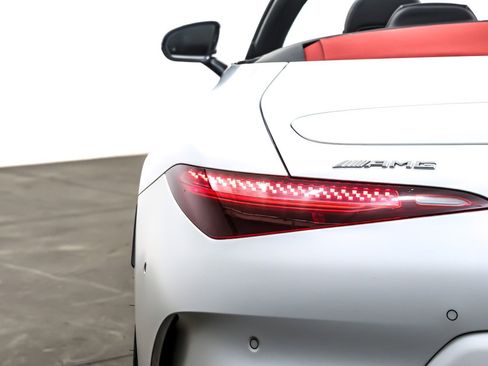 Used 2022 Mercedes-Benz SL 63 AMG 4MATIC w/ AMG Aerodynamic Package image 17