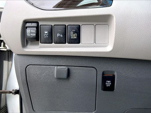 Used 2016 Toyota Sienna XLE Premium FWD image 33