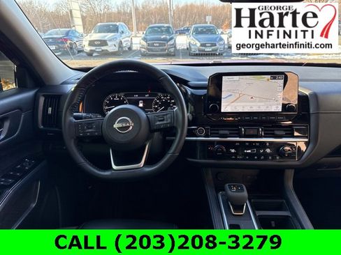 Used 2023 Nissan Pathfinder SL image 16