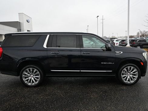 Used 2023 GMC Yukon XL Denali image 3