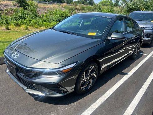 Used 2025 Hyundai Elantra SEL w/ Cargo Package FWD image 2