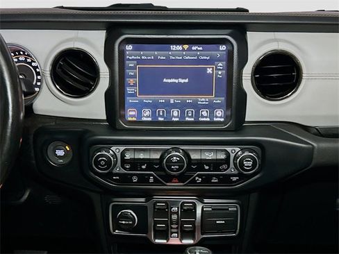 Used 2022 Jeep Gladiator Overland image 11