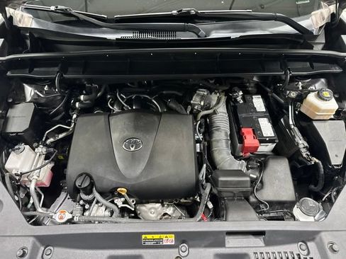 Used 2022 Toyota Highlander XLE AWD/4WD image 9