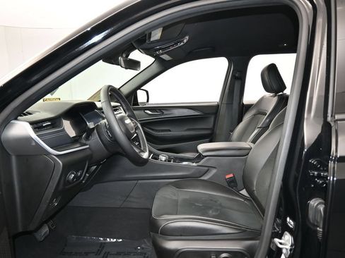 Used 2025 Jeep Grand Cherokee Altitude RWD image 11