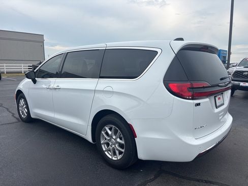 New 2026 Chrysler Pacifica Select image 3