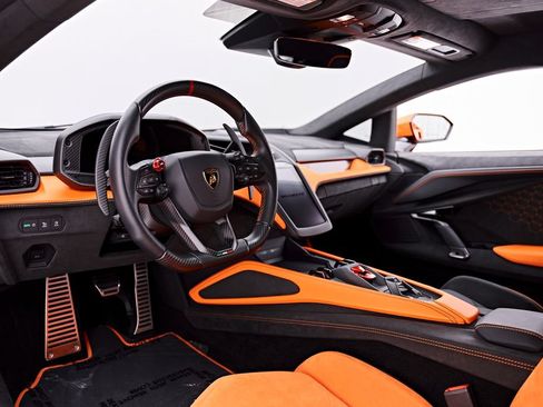 Used 2025 Lamborghini Revuelto AWD/4WD image 2