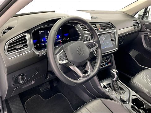 Used 2023 Volkswagen Tiguan SE AWD/4WD image 14