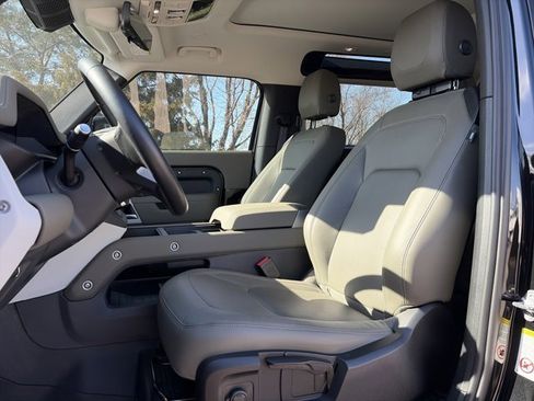 Used 2024 Land Rover Defender 90 S image 11