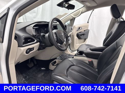 Used 2023 Chrysler Pacifica Touring-L FWD image 10