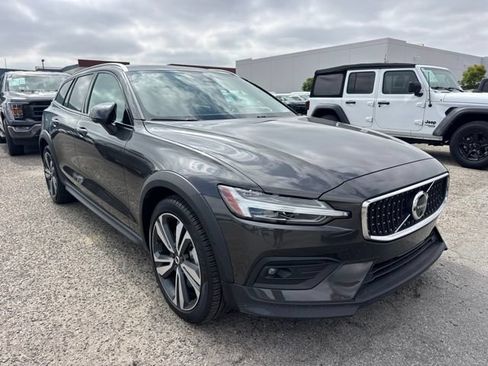 Used 2025 Volvo V60 B5 Cross Country Plus AWD/4WD image 3
