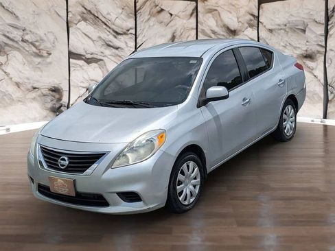 Used 2013 Nissan Versa SV FWD image 3