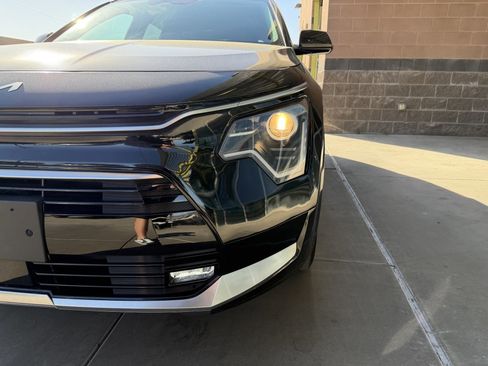 Used 2024 Kia Niro EX Touring image 11