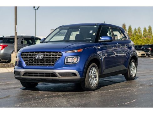 Used 2024 Hyundai Venue SE image 2