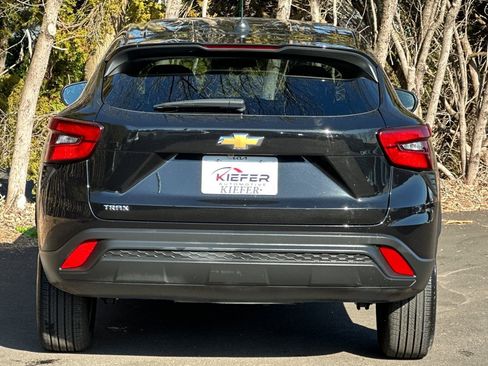 Used 2025 Chevrolet Trax LS image 5