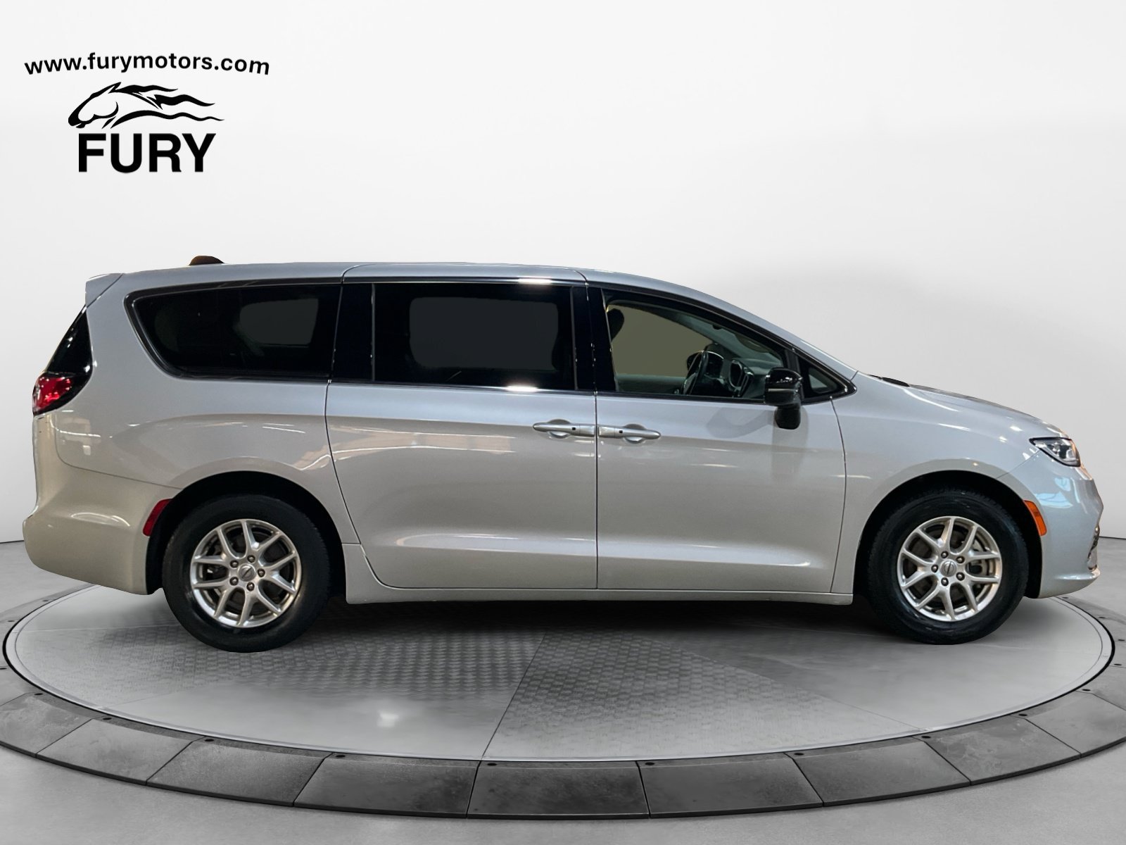Used 2024 Chrysler Pacifica Touring-L FWD image 3