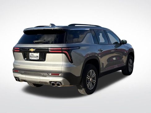 Used 2025 Chevrolet Traverse LT image 7