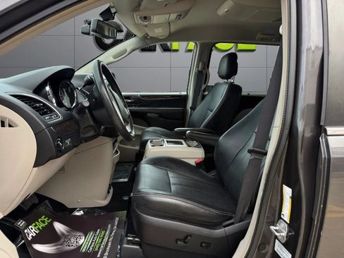 Used 2016 Chrysler Town & Country Touring-L w/ Driver Convenience Group FWD image 15