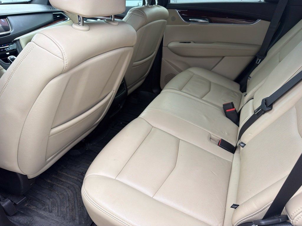 Used 2018 Cadillac XT5 Luxury w/ Driver Awareness Package FWD image 9