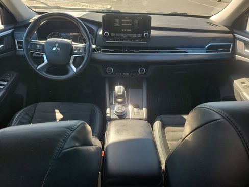 Used 2023 Mitsubishi Outlander SE image 17