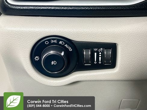 Used 2020 Chrysler Pacifica Touring-L FWD image 20