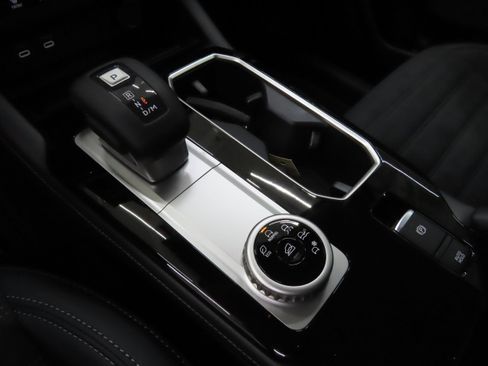 New 2025 Mitsubishi Outlander SE image 15