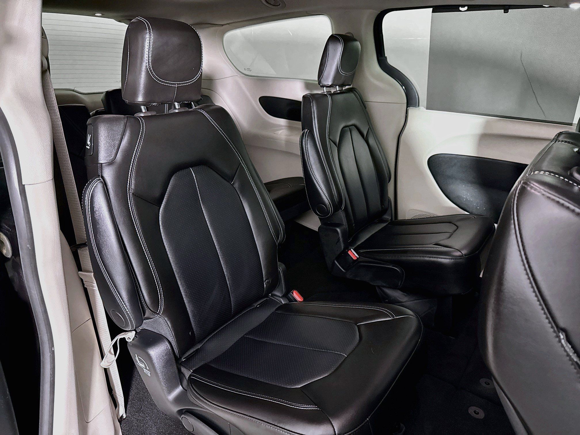 Used 2023 Chrysler Pacifica Touring-L AWD/4WD image 39