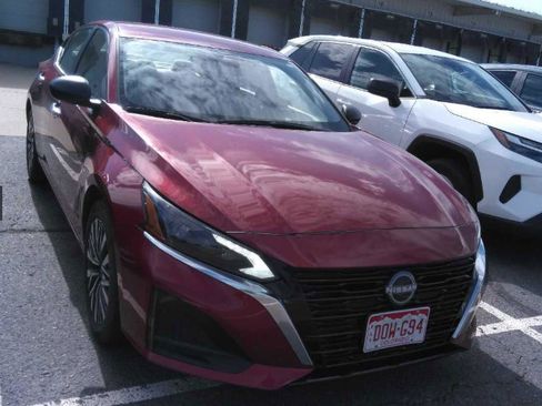 Used 2025 Nissan Altima 2.5 SV FWD image 2