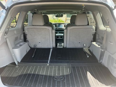 Used 2015 Toyota Highlander Limited w/ Driver Technology Package AWD/4WD image 17