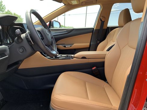 Used 2025 Lexus NX 250 FWD w/ Towing Package (2000 Lbs) image 16