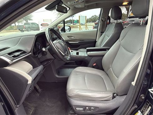 Used 2021 Toyota Sienna XLE image 13