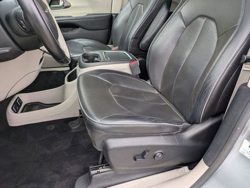 Used 2019 Chrysler Pacifica Limited w/ Advanced Safetytec Group image 12