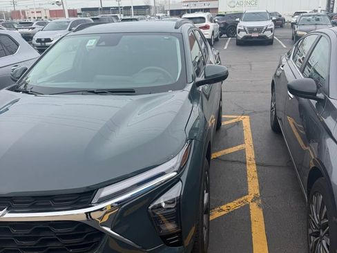 Used 2025 Chevrolet Trax LT image 3