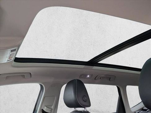 Used 2022 Volkswagen Taos SE w/ Panoramic Sunroof Package AWD/4WD image 13