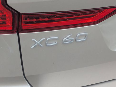 Used 2025 Volvo XC60 B5 Core AWD/4WD image 11