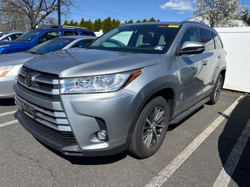 Used 2017 Toyota Highlander XLE image 2