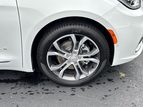 New 2026 Chrysler Pacifica Pinnacle image 11