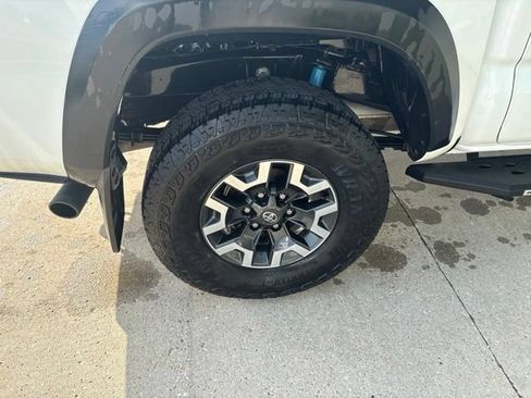 Used 2023 Toyota Tacoma TRD Off-Road w/ Black Out Package (TMS) AWD/4WD image 9