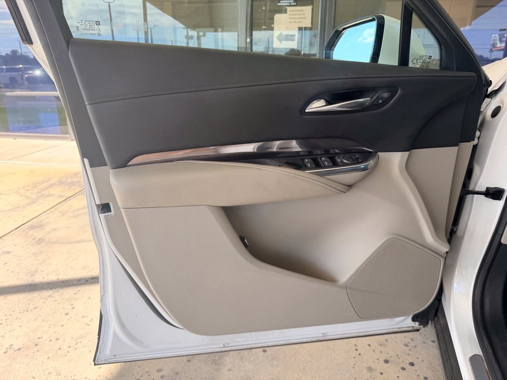 Used 2021 Cadillac XT4 Luxury w/ Cold Weather Package FWD image 10