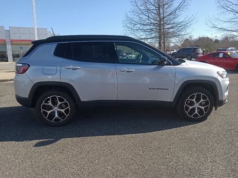 Used 2024 Jeep Compass Limited image 2