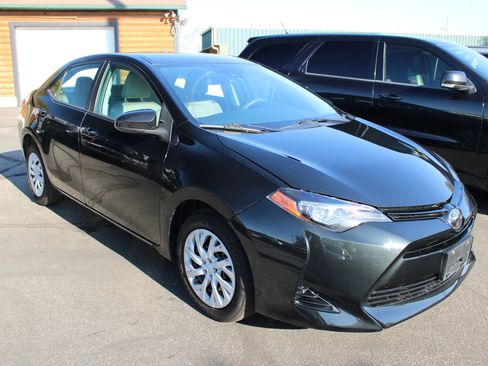 Used 2018 Toyota Corolla LE image 3