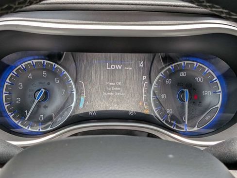 Used 2024 Chrysler Pacifica Touring-L FWD image 30