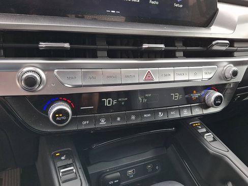Certified 2023 Kia Telluride S w/ S Sunroof Package AWD/4WD image 17