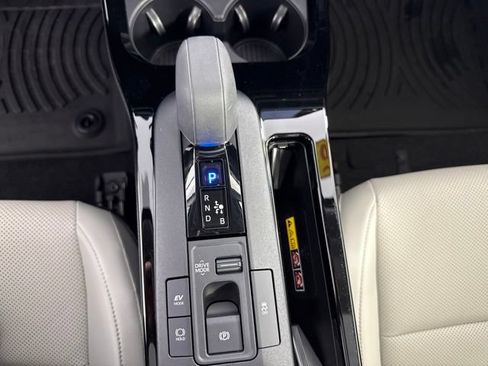 Used 2025 Toyota Prius XLE AWD/4WD image 21