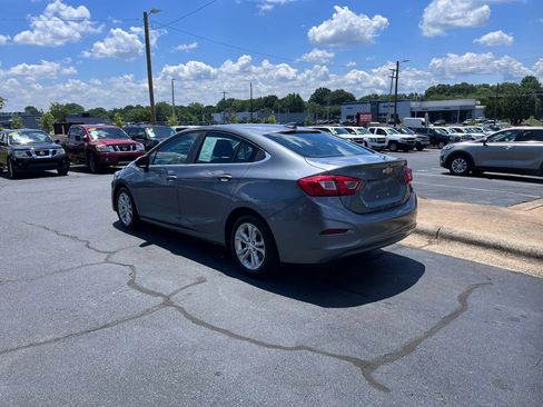 Used 2019 Chevrolet Cruze LT w/ Convenience Package FWD image 5