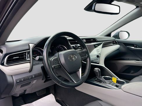 Used 2020 Toyota Camry XLE FWD image 4