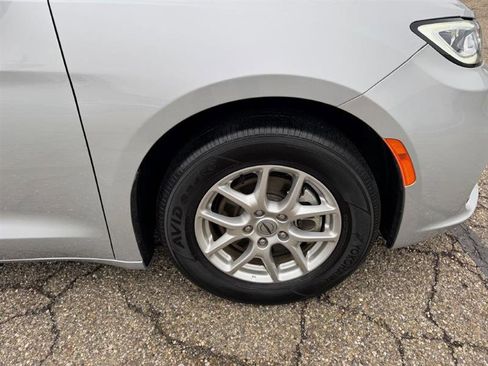 Used 2024 Chrysler Pacifica Touring-L image 38