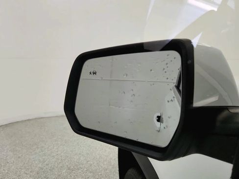 Used 2022 GMC Acadia SLE FWD image 16