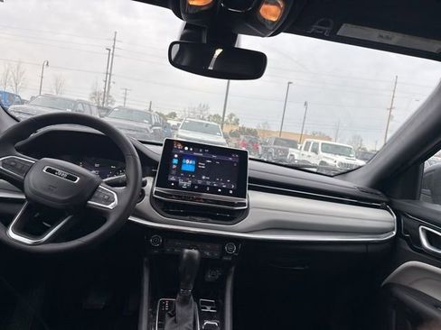 Used 2023 Jeep Compass Limited image 19